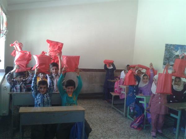 اهدای بسته های لوازم التحریر در مدرسه  حامی مسعود احمدی  وقادر فروزش ،بانه کردستان