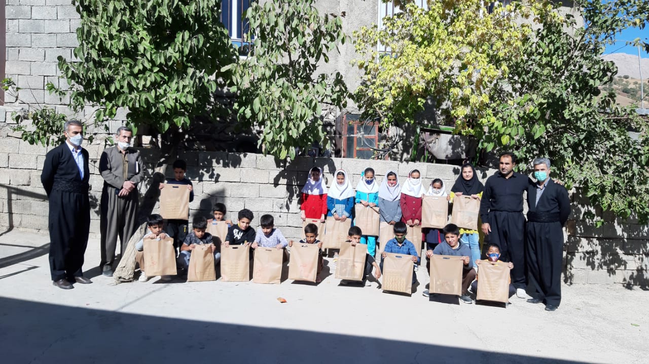 اهدای نوشت‌افزار به دانش‌آموزان مدرسه‌ی «سهند صادقی» در سال ۱۴۰۰