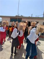 پخش بسته‌های نوشت‌افزار در میان دانش‌آموزان