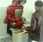 کوله در راه روستاهای لاشار نیک شهرهمراه با شوق بچه ها سفر می کند.